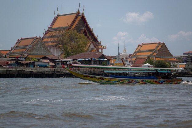 Bangkok Thailand 25 maart 2017 Lange staart boot in Chao Phraya rivier in Bangkok Thailand in een zomerdag