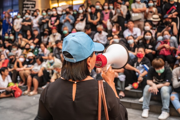 Bangkok/thailand-29/10/2020: Anti-regeringsmob-demonstrantentoespraak voor het silom-complex met de menigte mensen in de stad Bangkok.thailand Anti-regeringsmob ook bekend als vrije jeugd.