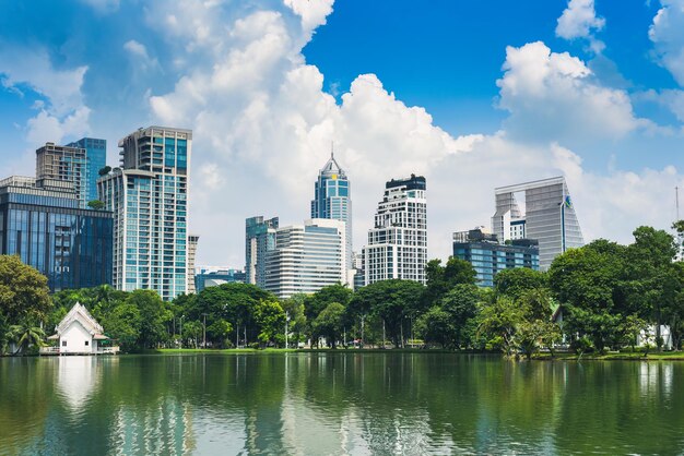 Photo bangkok thailand 5 november 2023 skyscrappers in bangkok city lumphini park