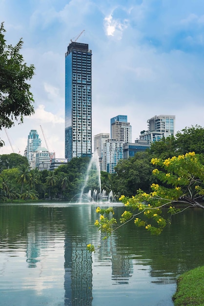 Foto bangkok, thailand 5 november 2023 wolkenkrabbers in de stad bangkok lumphini park