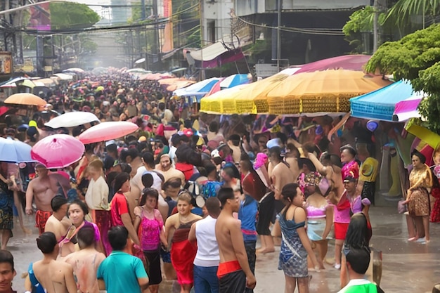 Бангкок, Таиланд 13 апреля 2025 года Толпа людей празднует Songkran, тайский Новый год в Бангкоке, Таиланд