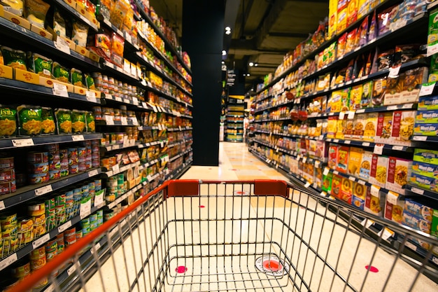 Foto bangkok thailandia - aprile 2020 sfocatura sfocata di donne e bambini accumulo di cibo per l'acquisto di acquisti messi sullo scaffale al drink nel supermercatoin supermercato