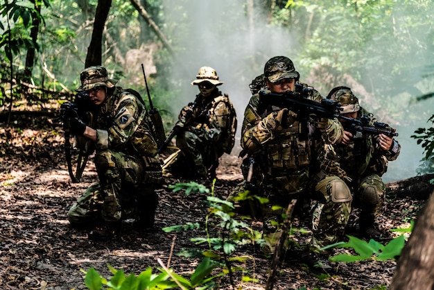Бангкок, Таиланд - 21 апреля 2018: Моделирование плана битвы. Военные совершают виртуальный маневр, чтобы атаковать террористов в лесу. в 11-м пехотном полку.