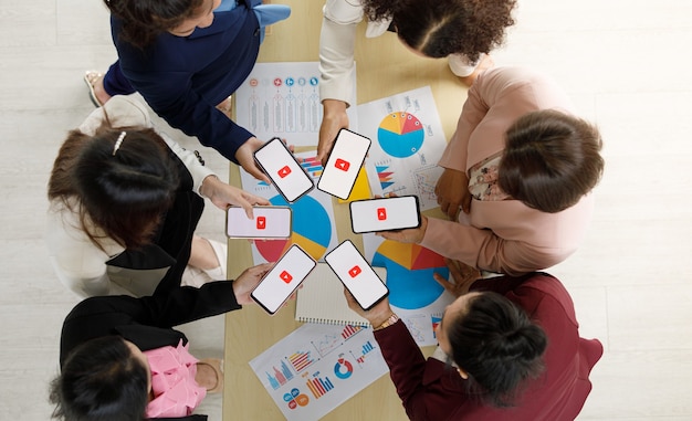 Photo bangkok/thailand - august 06, 2021: people hold smartphones in different brands and various operating systems with logos youtube, the most popular video portal in the world.