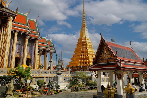写真 バンコク タイ 2021 年 2 月 25 日 青い空とエメラルド仏のワット プラケオ寺院 バンコク アジア タイ