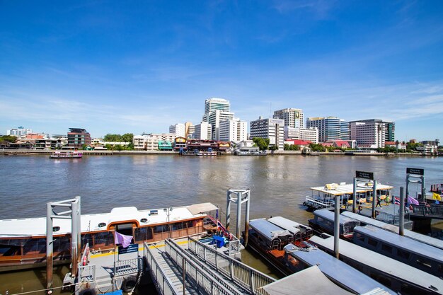 Photo bangkok thailand jun 14 2020 - cityscape of siriraj hospital on the chao phraya riverside