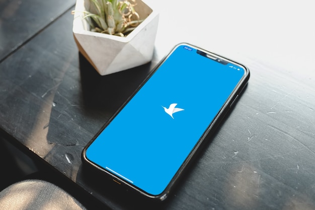방콕. 태국. 2020년 6월 29일 : 탁자 위에 스마트폰을 닫고 Twitter 응용 프로그램 사용을 시작하십시오.