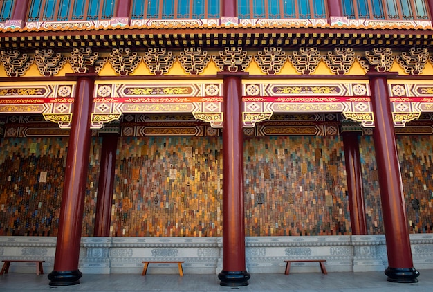 Foto bangkok, thailandia: 28 marzo 2021 architettura esterna. national fo guang shan thaihua temple nel centro di bangkok, thailandia. città urbana. monumento commemorativo di chiang kai shek