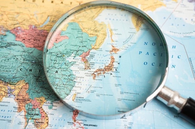 バンコク タイ 2022 年 5 月 1 日日本虫眼鏡をカラフルな世界地図でクローズ アップ