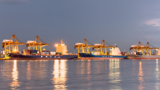 BANGKOK, THAILAND - SEPTEMBER 2, 2017: Industriële nacht bedrijfsladingcontainers die in verschepen