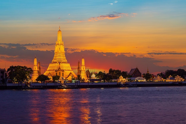 Bangkok, Thailand, Skyline van Wat Arun tempel 's nachts, Bangkok. Thailand