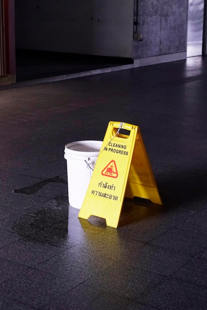 Бангкок, Таиланд, 18 сентября 2022 г. Желтые предупреждающие знаки с символами и текстом на тайском и английском языках о том, что в этом районе проводится уборка, будьте осторожны.