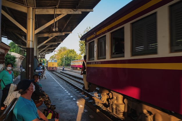 Bangkokthailandia1312022persone sconosciute alla stazione ferroviaria di thon buri al mattinola stazione ferroviaria di thon buri precedentemente nota come stazione di bangkok noi è una stazione ferroviaria nel sottodistretto di siriraj