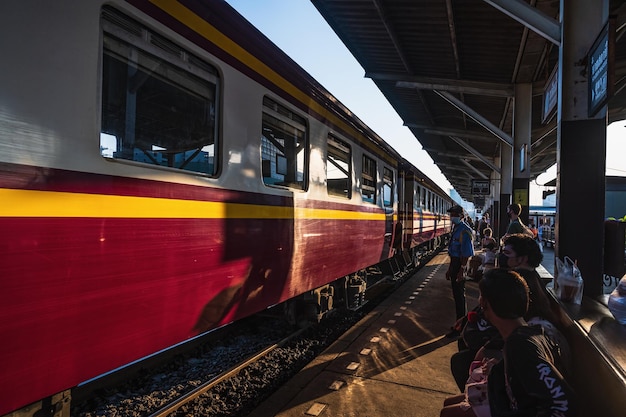 Bangkokthailandia1312022persone sconosciute alla stazione ferroviaria di thon buri al mattinola stazione ferroviaria di thon buri precedentemente nota come stazione di bangkok noi è una stazione ferroviaria nel sottodistretto di siriraj