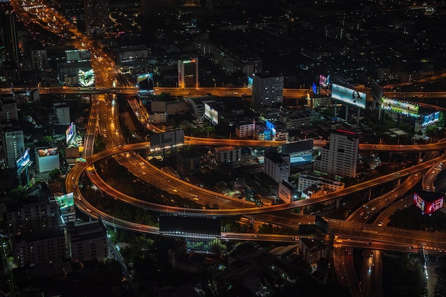 Bangkokthailand16042022vista del paesaggio urbano di bangkok in serata dalla cima dell'edificio nella città di bangkok