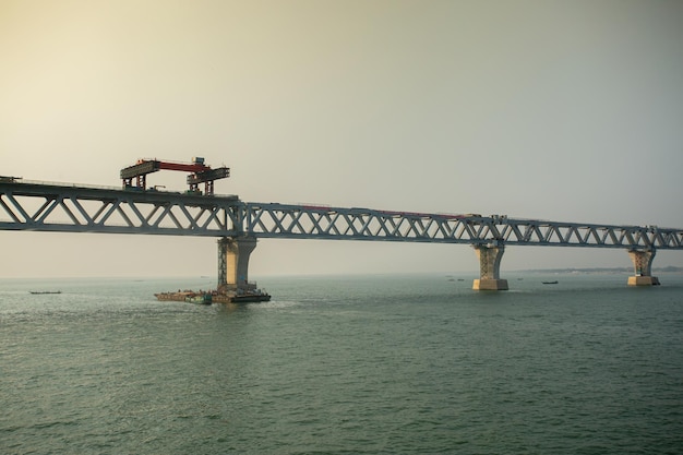 Bangladesh 06 februari 2021 Er wordt een nieuwe PADMA multifunctionele brug gebouwd over de rivier de Padma bij Munshiganj Dhaka, Bangladesh