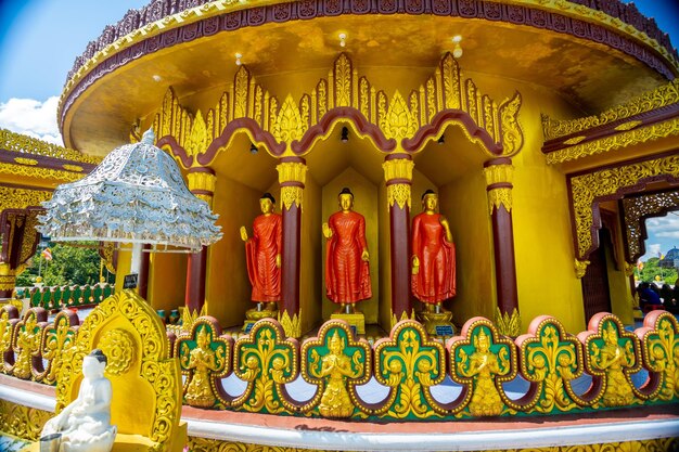 Bangladesh 14 oktober 2019 Idolen van boeddhistische monniken zijn te zien bij de ingang van de Gouden Tempel in Balaghata Bandarban Bangladesh