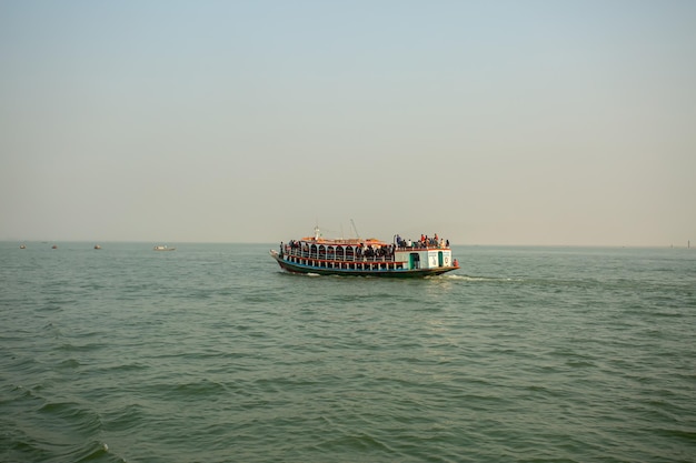 Бангладеш 06 февраля 2021 г. Пассажирские катера пересекают реку Падма в Муншигандже, Дакка, Бангладеш.