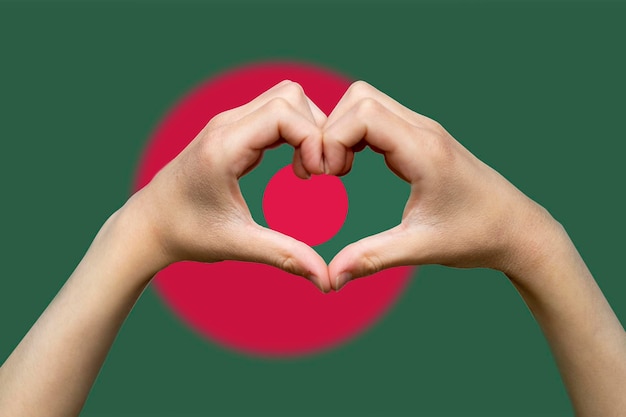 Foto bandiera del bangladesh con due mani a forma di cuore supporto o donare al braccio di progettazione vettoriale del bangladesh