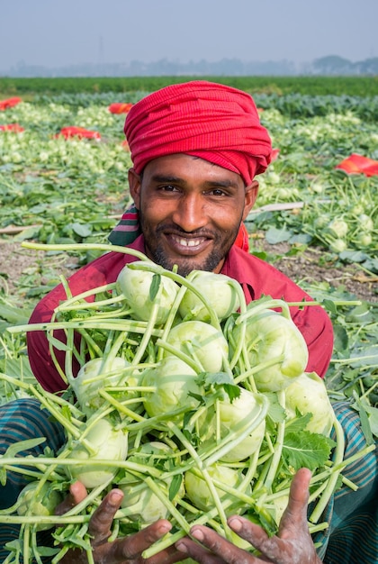 Foto bangladesh 24 gennaio 2020 le mani di un operaio sono piene di rapa a savar dhaka bangladesh