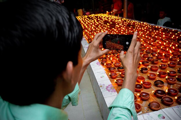 Foto bangladesh 13 ottobre 2019 un visitatore ha scattato una foto di una lampada a olio di argilla accesa con il suo telefono cellulare a bandarban bangladesh