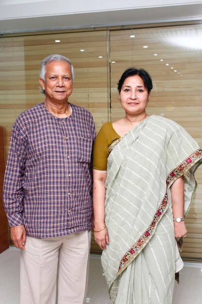 Photo bangladesh september 20 2012 muhammad yunus a popular economist with a colleague at grameen centre dhaka