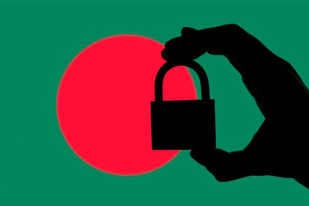 Bangladesh veiligheid Silhouet van hand met een hangslot boven de nationale vlag