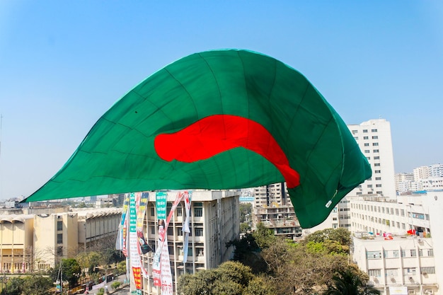 방글라데시 깃발을 흔들며