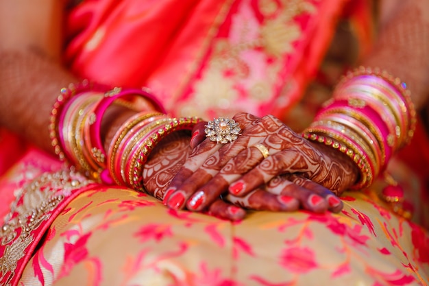 Bangles bride hand