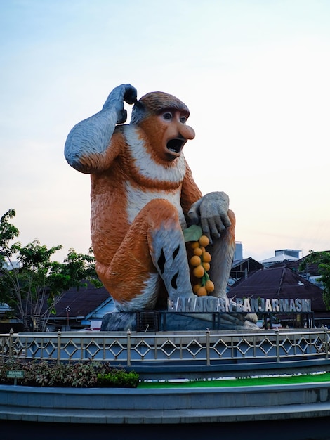 Banjarmasin, Kalimantan - 14 december 2019 Bekantan-standbeeld aan de rand van de Martapura-rivier.