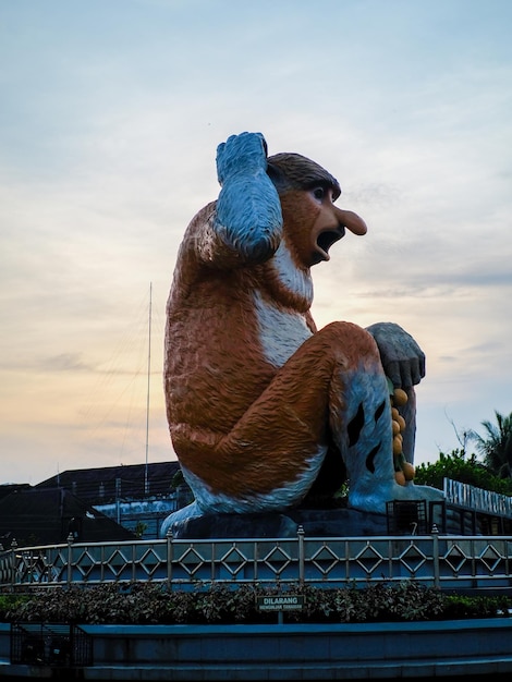 Banjarmasin, Kalimantan - 2019년 12월 14일 마르타푸라 강 가장자리에 있는 베칸탄 동상.