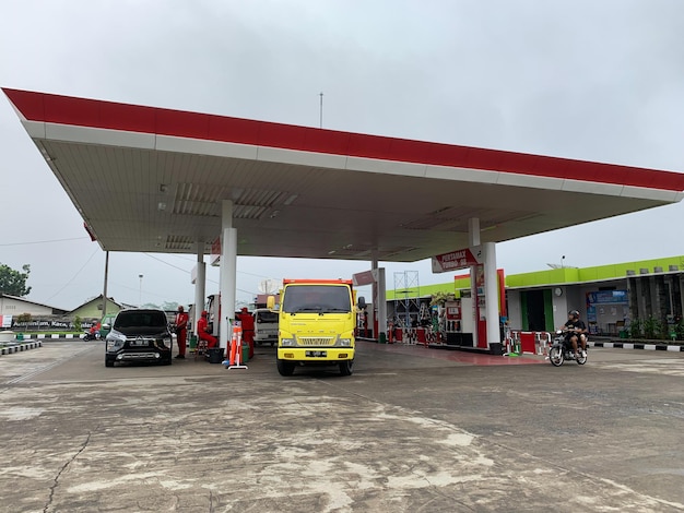 Banjarnegara september 2022 Toestand van wachtrijen bij benzinestations in Indonesië Brandstofprijzen stijgen