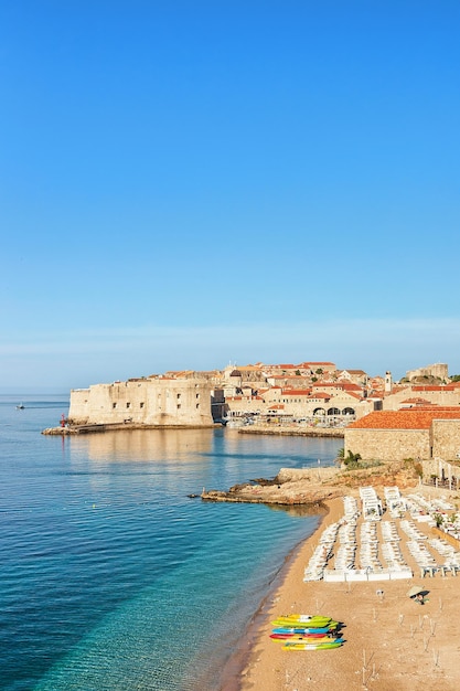 반제 해변(Banje Beach)과 크로아티아 두브로브니크(Dubrovnik)의 아드리아 해(Adriatic Sea)에 있는 오래된 요새. 배경에 사람들
