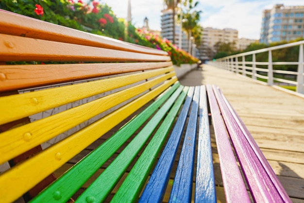 Bank geschilderd met regenboogkleuren Ondiepe scherptediepte Onscherpe achtergrond