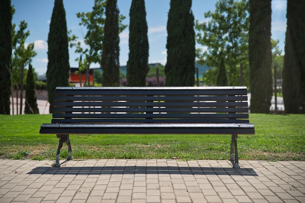 Bank in het midden van een leeg park Achtergrond van een patience