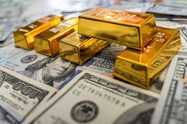 Банковский инвестиционный золотой слиток и денежная купюра сша