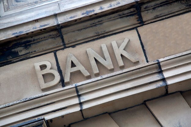 Фото Знак банка на фасаде здания