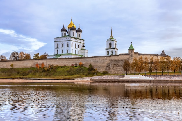 Foto bank van de velikaya-rivier, kremlin trinity kathedraal, pskov, rusland