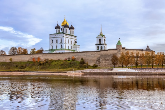 Photo bank of the velikaya river, kremlin trinity cathedral, pskov, russia