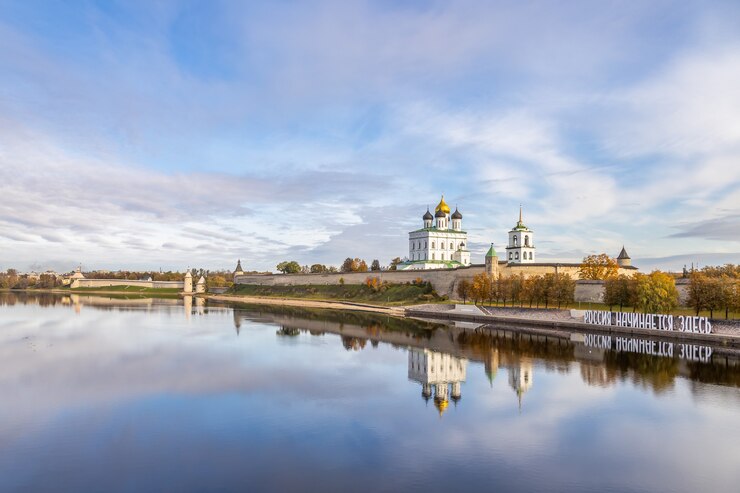 ヴェリーカヤ川の土手プスコフクレムリントリニティ大聖堂プスコフロシア