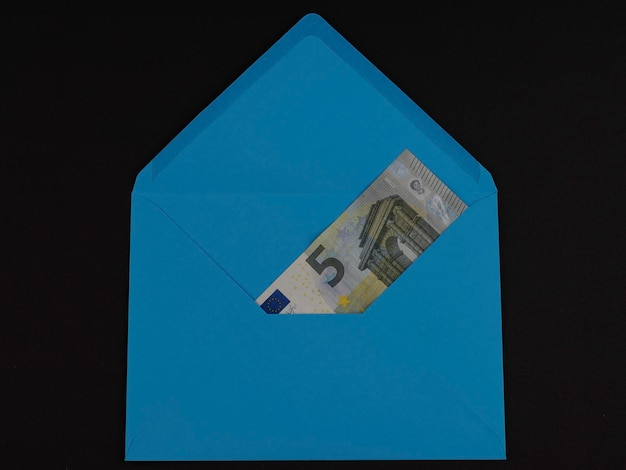 Bankbiljet van 5 euro in envelop