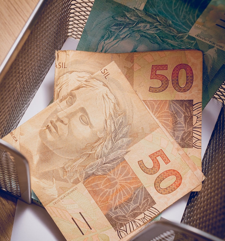 Bankbiljet van 50 reais van de Braziliaanse real in close-upfotografie
