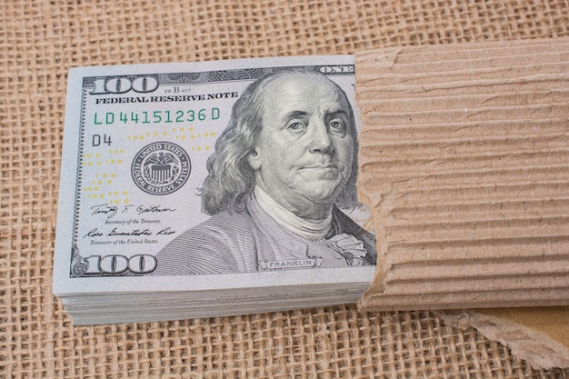 Foto bankbiljetbundel van amerikaanse dollar verpakt in papier