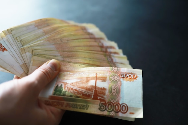 Bankbiljetten met opschrift "vijfduizend roebel". Russische geld nominale waarde van vijfduizend roebel. Close-up van Russische roebels. Het concept van Financiën. Achtergrond en textuur van geld