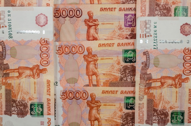 Bankbiljetten van 5000 roebel op tafel.