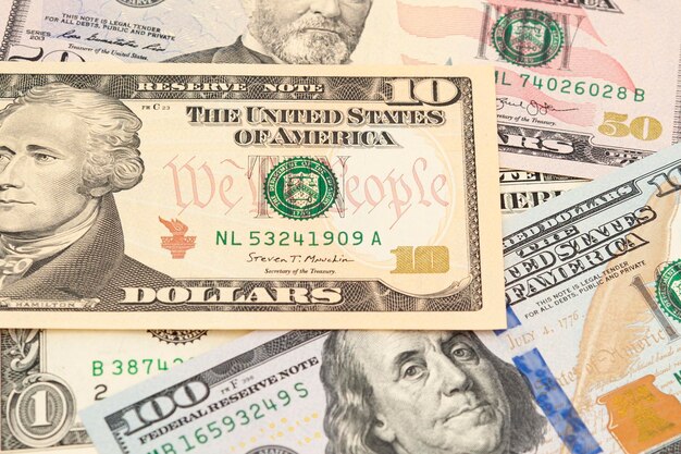 Bankbiljetten van één, tien, vijftig en honderd amerikaanse dollars in topbeeld geïsoleerd op een witte achtergrond