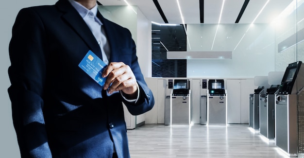 Bankdirecteur die een creditcard houdt