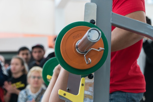 Bankdrukken in de sportschool. competitie en toernooi