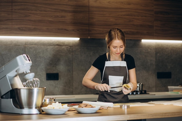 Banketbakker bereidt snoep in een moderne keuken