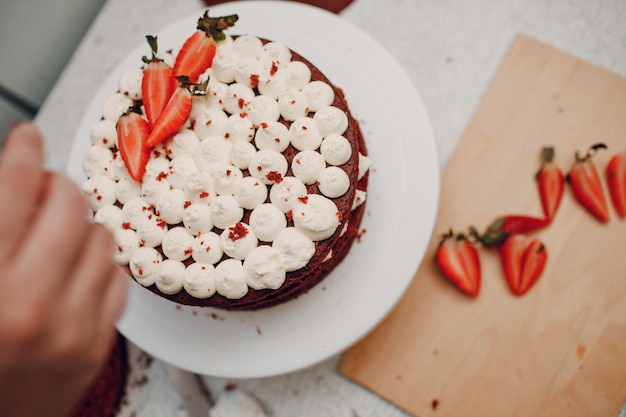 Banketbakker maakt heerlijke red velvet cake koken en decoreren van dessert